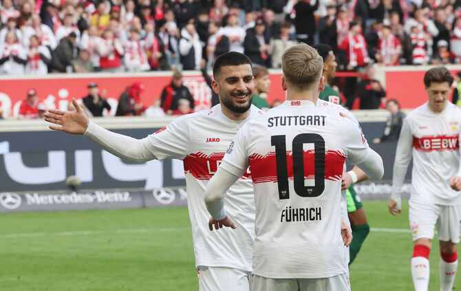 Deniz Undav und Chris Führich bejubeln den VfB-Sieg.