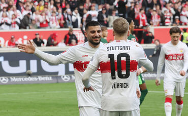 Deniz Undav und Chris Führich bejubeln den VfB-Sieg.