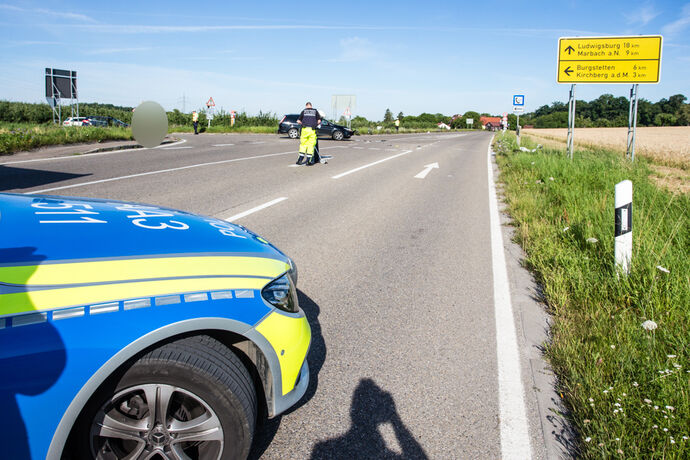 Pkw gegen Motorrad, L1124 / L1114, Kirchberg - Aspach, 13.07.2020.