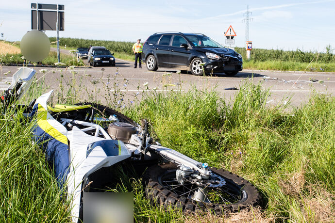 Pkw gegen Motorrad, L1124 / L1114, Kirchberg - Aspach, 13.07.2020.