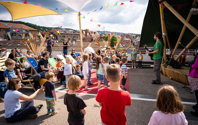 Liedermacher Toni Komisch beim Kindermitmachkonzert.