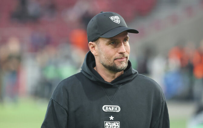 Sebastian Hoeneß hat Grund zu feiern: sein 100. Bundesligaspiel für den VfB und den Sieg gegen Wolfsburg.