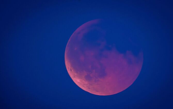 Totale Mondfinsternis sorgt für "Blutmond"