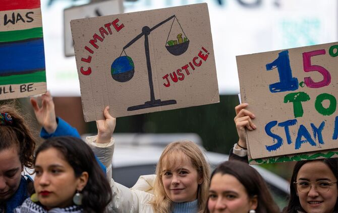 Klima-Protest vor dem internationalen Gerichtshof