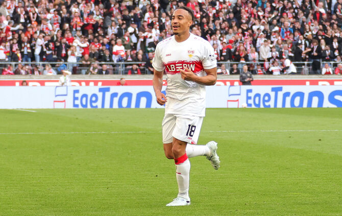 Jamie Leweling bejubelt sein sehenswertes Tor zum 3:0 gegen Wolfsburg.