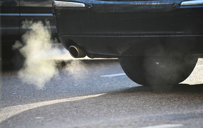 Die Deutsche Umwelthilfe will, dass BMW und Mercedes-Benz untersagt wird, in Zukunft Neuwagen mit klimaschädlichen Verbrennungsm