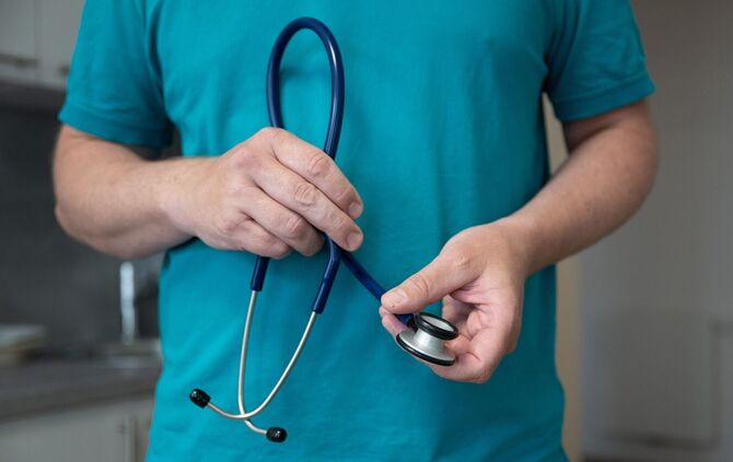 Vor allem bestimmte Routineaufgaben könnten Ärzte an Medizinische Fachangestellten abgeben, so der Vorschlag.