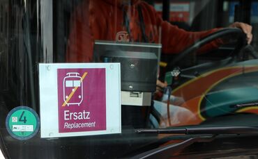 Der März startet für viele Pendlerinnen und Pendler im Ersatzverkehr (Symbolfoto).