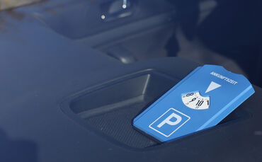 Auf einem freien Parkplatz rollte der 66-Jährige gegen den 48-Jährigen (Symbolfoto).