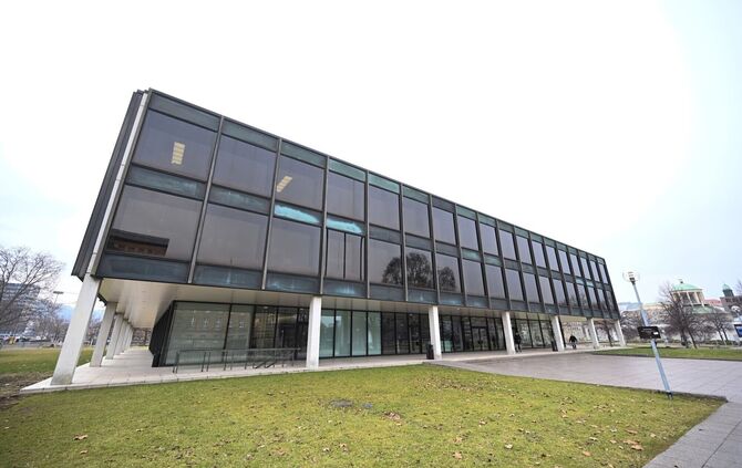 Die Abgeordneten im Stuttgarter Parlament vertreten die gut elf Millionen Baden-Württembergerinnen und Baden-Württemberger und b