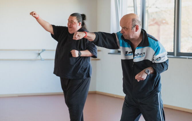Christian Alimovski und Sibylle Mangold hier bei Übungen aus dem Kampfsport.