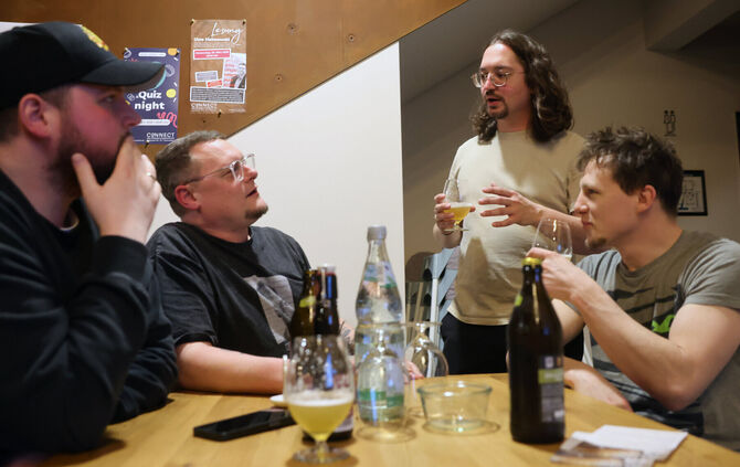 Fachsimpeln über den Geschmack des Bieres. Samuel Patzak (zweiter von rechts) erklärt den Teilnehmern beim Bier-Tasting, was ein