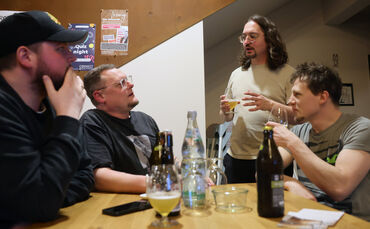 Fachsimpeln über den Geschmack des Bieres. Samuel Patzak (zweiter von rechts) erklärt den Teilnehmern beim Bier-Tasting, was ein
