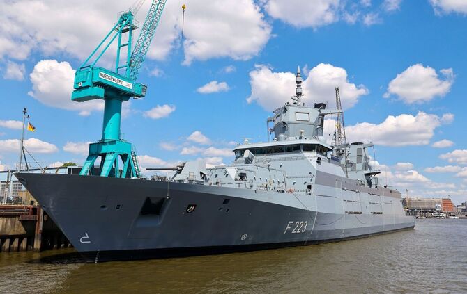 Fregatte an Kaimauer der Norderwerft im Hamburger Hafen