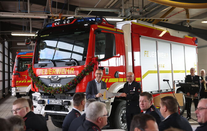 Bürgermeister Thomas Bernlöhr (links) bei der symbolischen Schlüsselübergabe an Kommandant Jürgen Krauß.