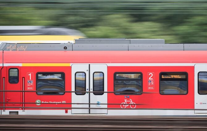 Der S-Bahn-Verkehr in Stuttgart war auf der Strecke für mehrere Stunden unterbrochen. (Symbolbild)