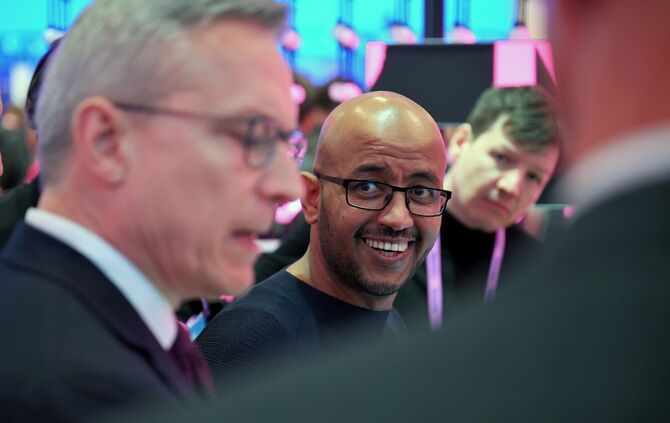 Telekom-Technologievorstand Abdu Mudesir (Mitte) bei einem Messerundgang mit Bundesdigitalminister Karsten Wildberger (links).