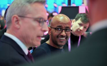 Telekom-Technologievorstand Abdu Mudesir (Mitte) bei einem Messerundgang mit Bundesdigitalminister Karsten Wildberger (links).