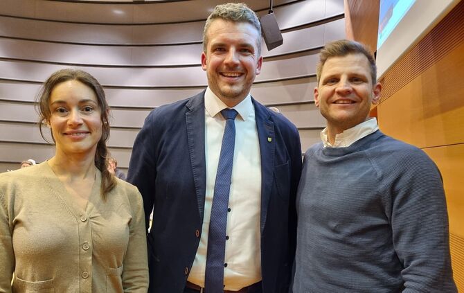 Alexandra Stiltz (l.) gibt ihren Sitz in der Ruderberger CDU-Fraktion an Florian Kuhn (r.) weiter. Bürgermeister Raimon Ahrens (