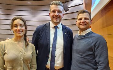 Alexandra Stiltz (l.) gibt ihren Sitz in der Ruderberger CDU-Fraktion an Florian Kuhn (r.) weiter. Bürgermeister Raimon Ahrens (