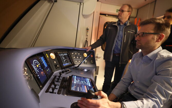 Zu Testzwecken nachts auf S-Bahn-Fahrt: die Triebfahrzeugführer Kristof Vandoorne (vorne) und Patrick Seeger.