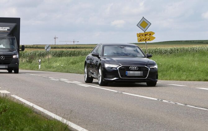 Bei einem riskanten Überholmanöver kurz vor dem Kreisverkehr in Hegnach, von Waiblingen kommend, überschlug sich ein Audi-Fahrer