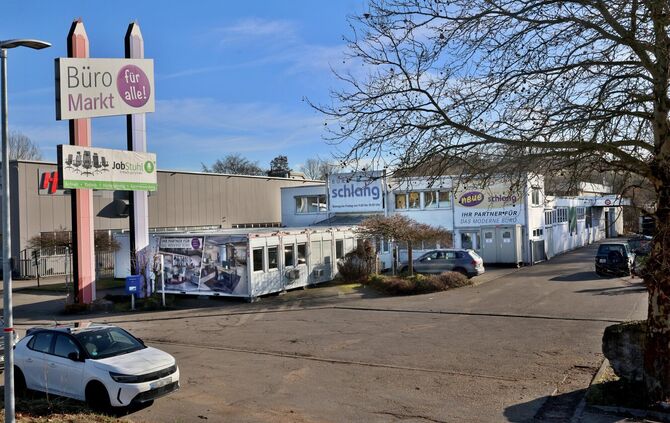 Noch stehen bei Büro-Schlang elf Container auf den Parkplätzen, bis Ostern soll in der Halle eine große Büromöbel-Ausstellung er