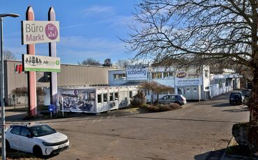 Noch stehen bei Büro-Schlang elf Container auf den Parkplätzen, bis Ostern soll in der Halle eine große Büromöbel-Ausstellung er