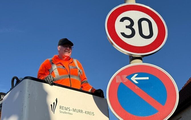 Wolfgang Beck von der Straßenmeisterei Rems-Murr-Kreis hat die neuen Schilder aufgehängt.