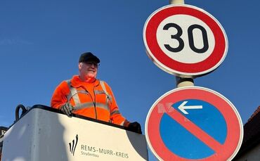 Wolfgang Beck von der Straßenmeisterei Rems-Murr-Kreis hat die neuen Schilder aufgehängt.