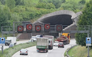 Im Kappelbergtunnel kam es am Montagnachmittag zu einem Auffahrunfall (Symbolfoto).