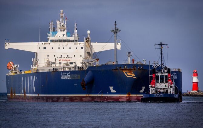 Öltanker läuft in Seehafen ein