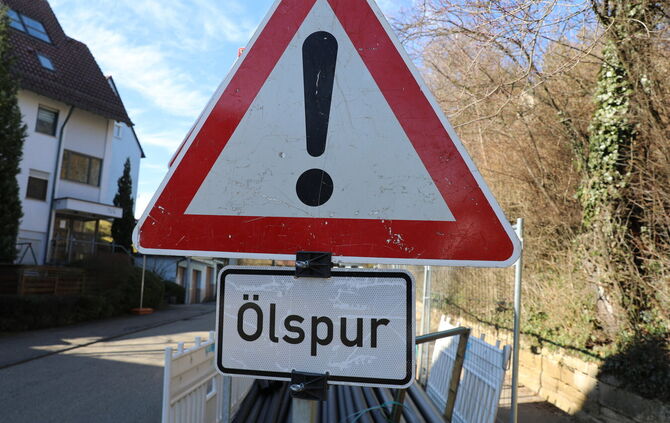 Die Ölspur stammt vermutlich von einem bisher unbekannten Autofahrer, der seinen Ölfilter verloren hatte (Symbolfoto).