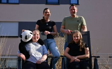 Emily mit ihrem Kuschelpanda Lilly, ihrer Zwillingssschwester Leni, ihrer Mutter Sarah und ihrem Vater