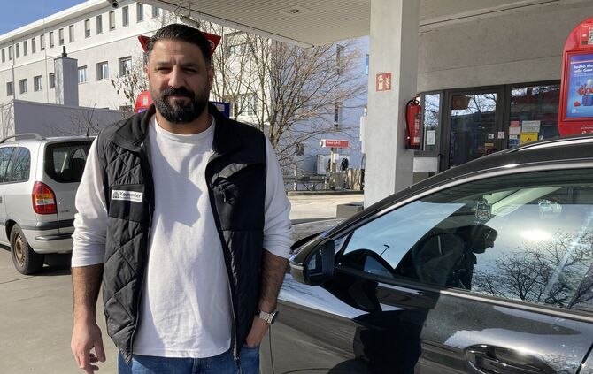 Mehmet Dogan tankt an der Hallenbad-Kreuzung trotz hoher Benzinpreise.