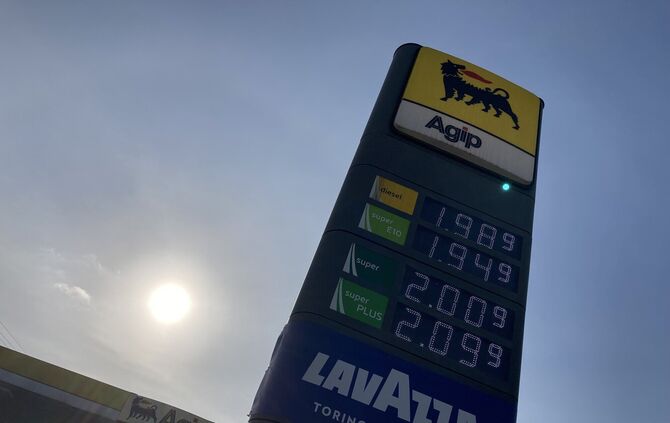 Die Rohöllieferung stockt wegen des Kriegs der USA und Israel gegen den Iran - Folge am Dienstagnachmittag: der Spritpreis liegt