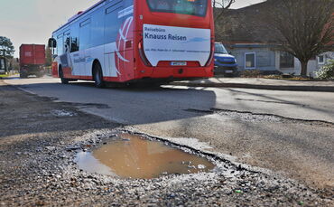 Schlaglöcher in der Mitte und am Rand der Schwaikheimer Straße, fotografiert am 26. Februar.
