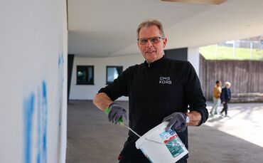 Karl Stelz (63) ist seit elf Jahren Hausmeister am Standort Urbanstraße der GMS Korb. Er brennt für seinen Beruf.