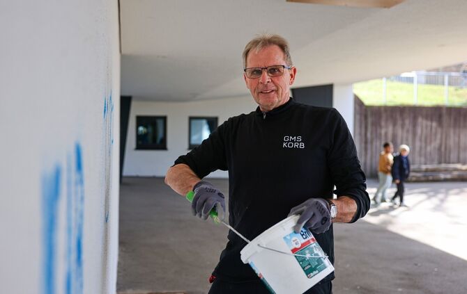 Karl Stelz (63) ist seit elf Jahren Hausmeister am Standort Urbanstraße der GMS Korb. Er brennt für seinen Beruf.