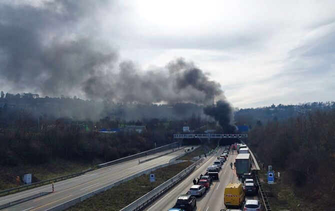 Rauchsäule über dem Engelbergtunnel