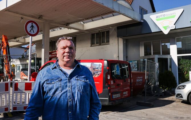 Andreas Petsch vor dem früheren Tankstellengebäude.