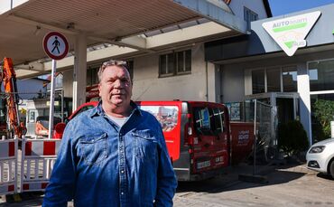 Andreas Petsch vor dem früheren Tankstellengebäude.