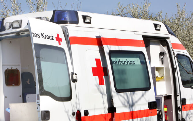 Die 49-Jährige wurde schwerverletzt in eine Klinik eingeliefert (Symbolfoto).