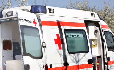 Die 49-Jährige wurde schwerverletzt in eine Klinik eingeliefert (Symbolfoto).