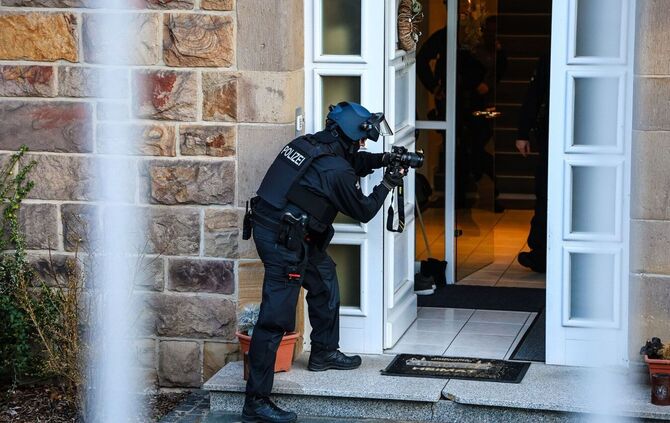Polizei und Finanzbeamte durchsuchen Villen in Iserlohn
