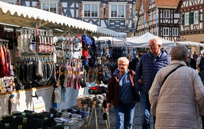 Immer wieder schön: Krämermarkt in der Schorndorfer Innenstadt. An diesem Mittwoch auch noch bei bestem Frühlingswetter.