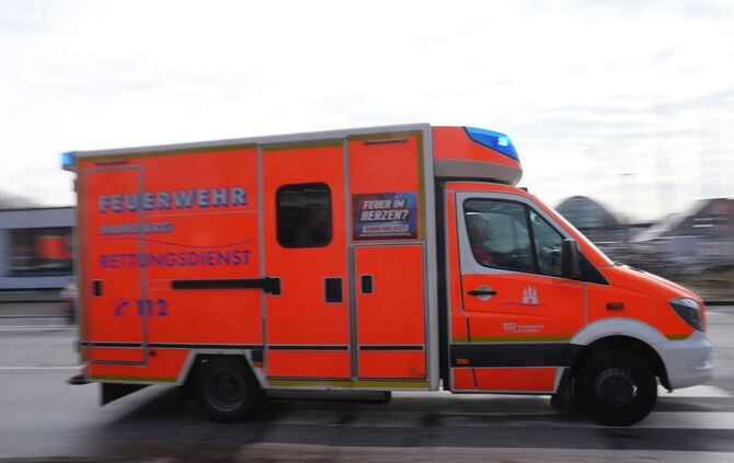 Ein Rettungswagen brachte den schwer verletzten Jungen ins Krankenhaus. (Symbolbild)