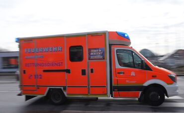 Ein Rettungswagen brachte den schwer verletzten Jungen ins Krankenhaus. (Symbolbild)