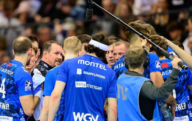 Der TVB-Trainer Misha Kaufmann (Zweiter von links) schwört sein Team ein. Gelingt den Bittenfeldern die Überraschung gegen den R