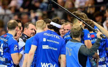 Der TVB-Trainer Misha Kaufmann (Zweiter von links) schwört sein Team ein. Gelingt den Bittenfeldern die Überraschung gegen den R